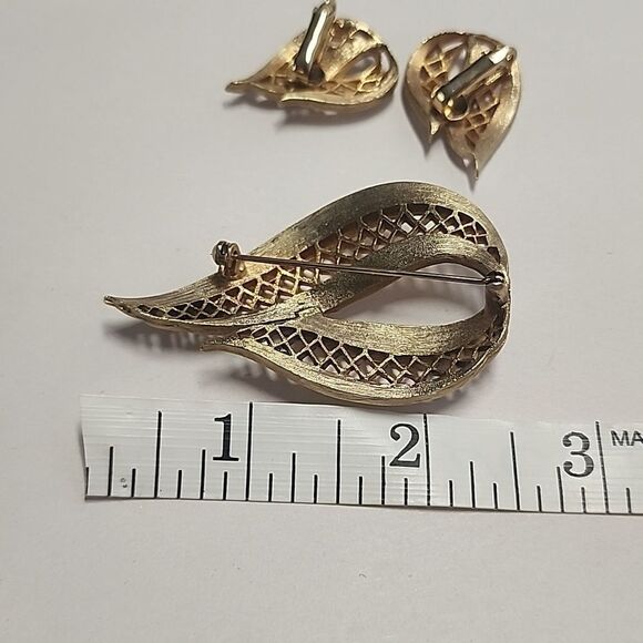 VINTAGE Gold Tone With White Brooch and Clip On Earrings Set - Picture 7 of 8